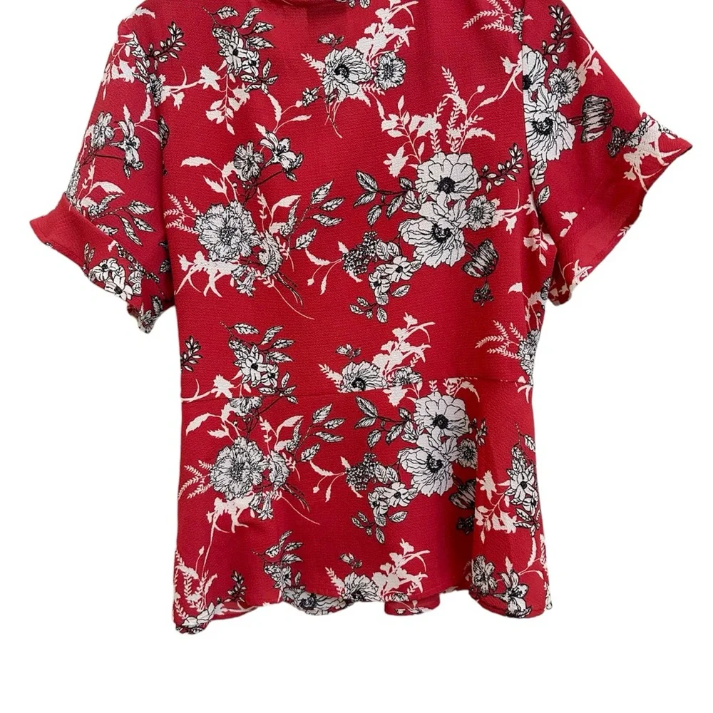 Bobeau short sleeve red floral wrap top w/ front clasp - Picture 4 of 4